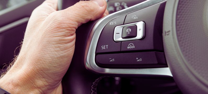 Detalle del volante de una autocaravana con el sistema Stop & Go activado